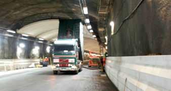 Varje kassett är försedd med en cellmatare. En femtums materialtransportslang kopplas till cellmataren och kompressorn.