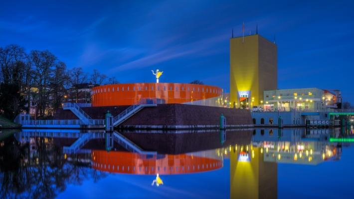 Groningen Museum (7 km) Groningen Museum är en färggrann byggnad designad av Alessandro Mendini. Museet ligger precis intill Groningens centralstation och kanalerna.