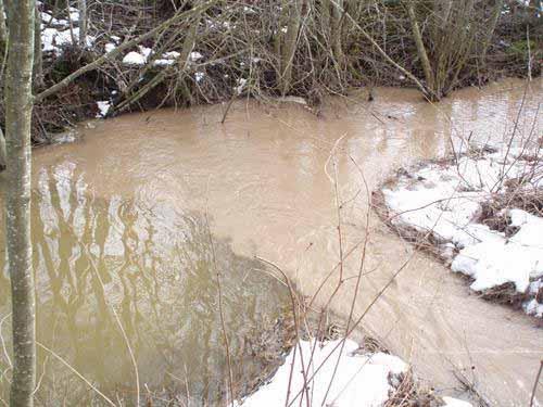 Figur 6. Jordbruksbäck i Milsbo vid tiden för snösmältning 2007. (foto: Stöt Ulrika Andersson) Figur 6 visar tydligt problematiken med erosion i Milsboåns avrinningsområde.