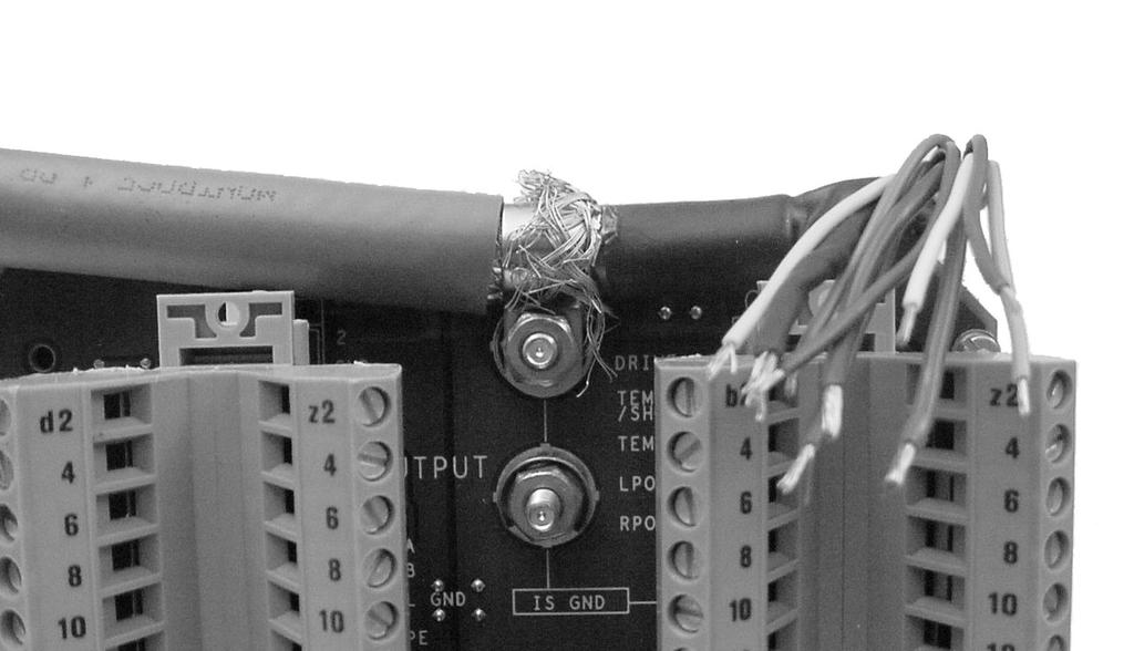 Montering av skärmad eller armerad kabel med packboxar Obs! Se dokumentationen om transmittern, för att lokalisera ledningsdragningens uttagsutrymme på din transmitter. b.