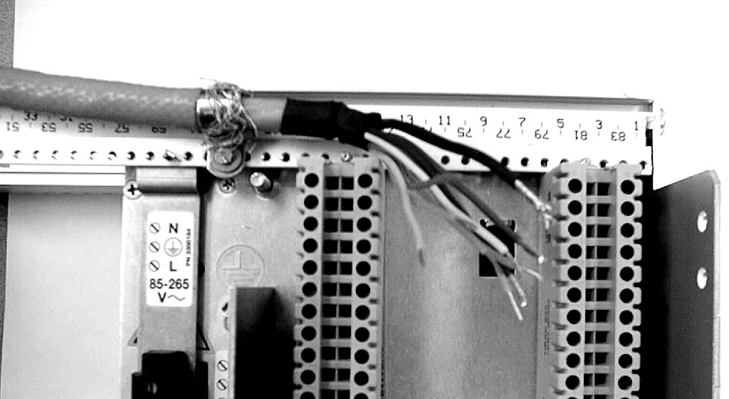 Montering av skärmad eller armerad kabel med packboxar Figur 4-4 Fastspänning till en stativmonterad modell 3500-transmitter Figur 4-5 Fastspänning till en panelmonterad modell 3500-transmitter Skärm