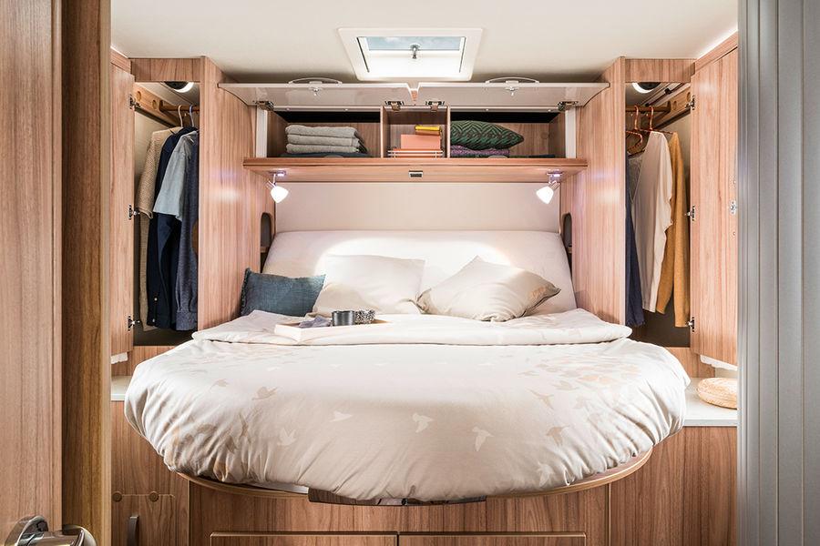 Sova himmelskt generöst I drottningsängen i HYMER Tramp CL 698 sover du på en generös liggyta med