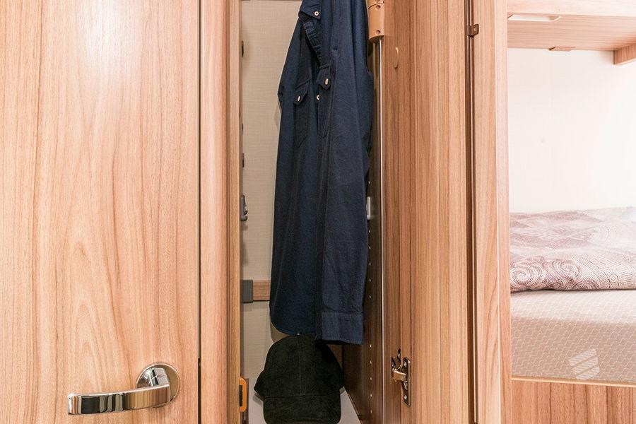 Plats för semestergarderoben I det rumshöga klädskåpet går det att hänga upp också långa plagg ordentligt med galge och ta med på resan tack vare de flexibelt inställbara hyllplanen.