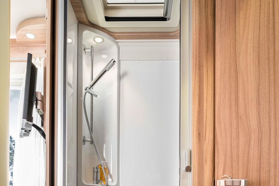 Separat dusch Rymlig och inbjudande är den separata duschen i HYMER Tramp CL 678 och 698 optimalt för att nyttja hela husbilen fullt ut utan att känna sig begränsad.