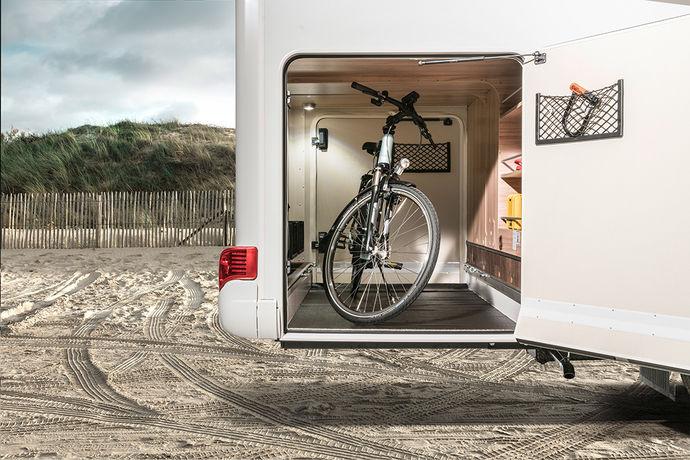 I det enorma garaget i bakdelen får man utan problem rum med två cyklar och mycket