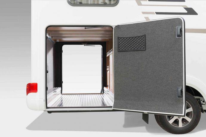 Garagedörr Bekvämt åtkomliga gasolflaskor De stora garagedörrarna på båda sidor som standard garanterar att man kommer åt garaget bra i HYMER Tramp CL.
