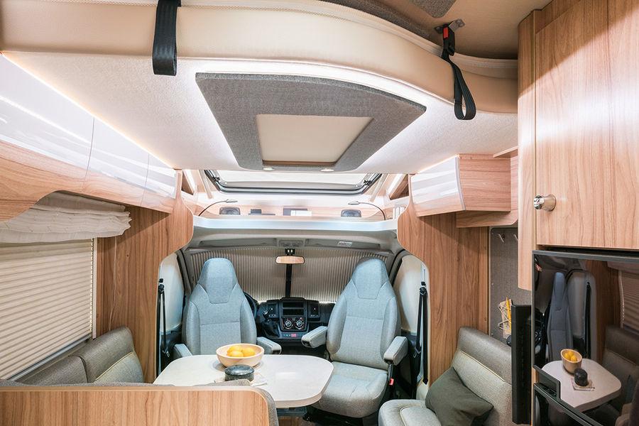 Behagligt: Också på natten övertygar HYMER Tramp CL med sitt ljuskoncept. Den halvintegrerade husbilen kan lysas upp fullt men det går även att få mysig stämningsbelysning.