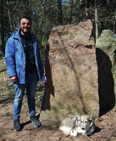 Senare under järnåldern blev runorna vanligare och berättar då om vikingar som dött på vikingaresor i andra