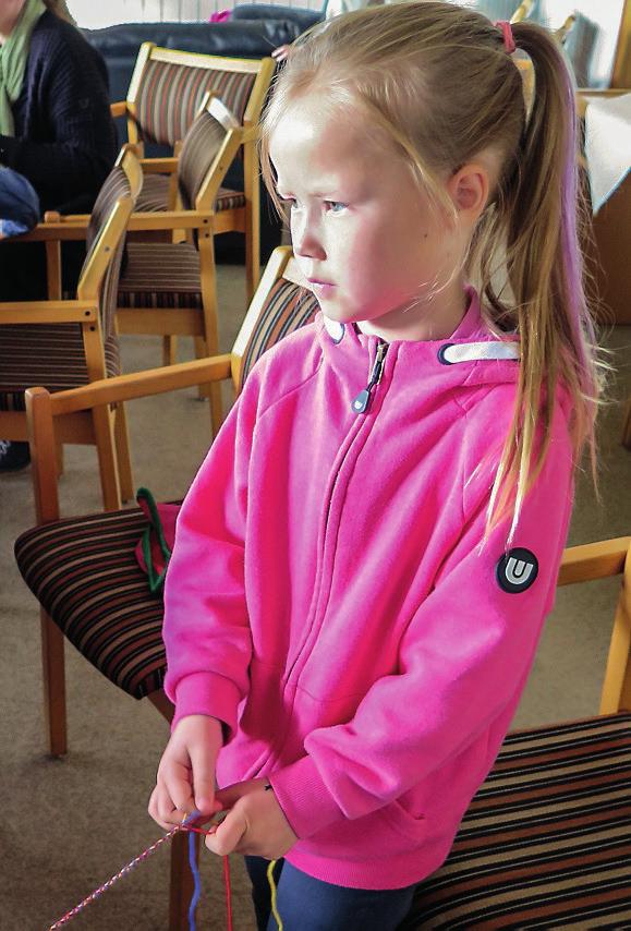 MIJJEN EATNEME Maanah tjahkasjin soptsesem bijpielistie goltelin: Gosse Jupmele eatnemem sjugniedi, dellie gaajhkem hijven jïh tjaebpies darjoeji.