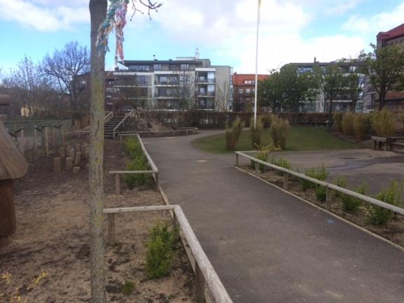 Placeringen av den första zonen börjar vid grinden mot den östra parkeringsplatsen intill skolbyggnaden och sträcker sig mot det större gräspartiet i norr.