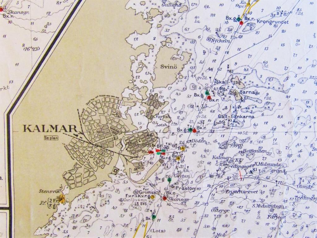 Fig. 51. Sjökort över Kalmar, 1925 (detalj). Flera sjömärken (prickar, stångmärken, kvastmärken m.m.) har ersatts av lysbojar.