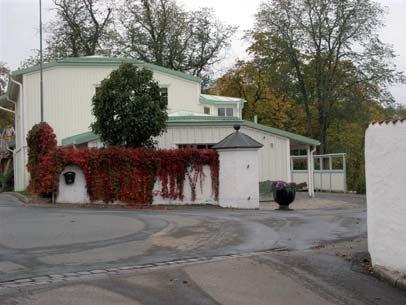 12 BYGGNADSVÅRDSRAPPORT 2007:41 Beskrivning av kyrkogården idag Huvudentrén med nuvarande kyrkogårdsexpedition. Allmän karaktär Kyrkogårdens form bestäms av platån.