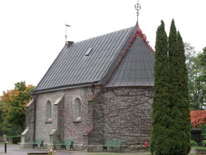 Gravvårdarna är placerade längs häckarna och daterar sig från 1968-98. Det är resta hällar och liggande naturstenar av ljus granit.