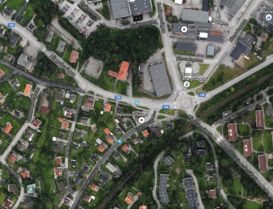 Rapport -15121500 Aktuellt område innanför röd markering. Blå markering avser bostäder ovan P- garage 4. Trafikdata Följande trafikdata för väg och tåg har använts i beräkningarna. 4.1. Vägtrafik I utredningen har beräkningar utförts för en framtidsprognos år 2035.