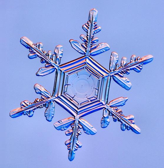Snö: Bildandet av snö fungerar på samma sätt som när det blir regn. Skillnaden är att när det är kallt (under 0 º Celsius) blir det små iskristaller istället för molndroppar när luften stiger uppåt.