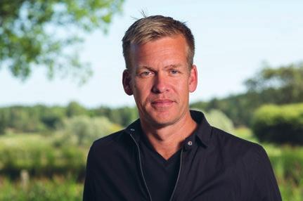 Moderatorerna Johan Carlstedt, IVA, och Catarina Berglund, Automation Region, hälsar välkommen och introducerar konferensens invigningstalare: David Mothander,