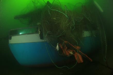 Figur 16. PATRICIAs fiskegarn Bild: Richard Kingfelt. Maskinrumsdörren var helt öppen vilande mot räckverket på babord sida (se figur 17). Det finns inga bilder där båtens lastrumsluckor är synliga p.