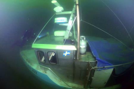 Bildmaterialet visar inte några synliga skador på fiskebåten och dykarna har inte heller observerat några sådana. PATRICIAs undervattenskropp har inte varit möjlig att studera.