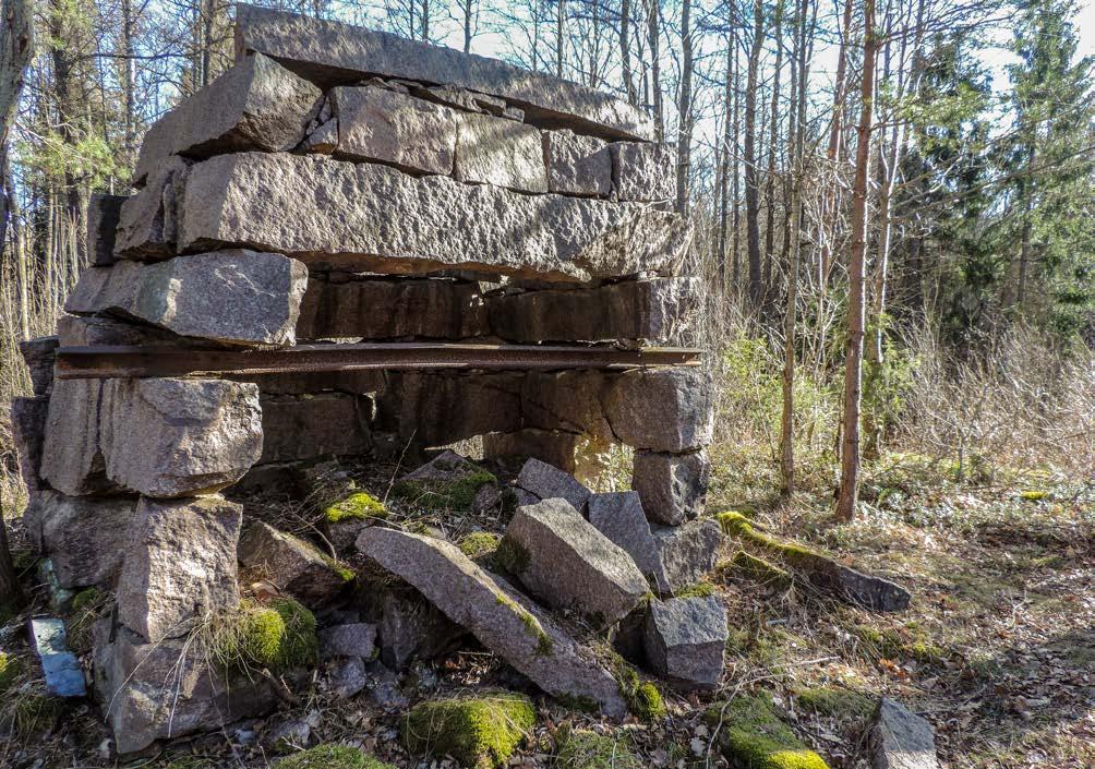 Industriminnen Foto: Agneta Anderson Smedjan Välbevarade rester efter en av de smedjor som alltid hade en nyckelroll i stenbrottens dagliga
