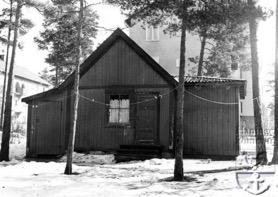 " Staden fortsatte växa fram med tandvård, polis och lärare till skolorna. Behovet av lägenheter ökade och de första hyres - lägenheterna byggdes. 1948 byggdes dessa trevåningshus.