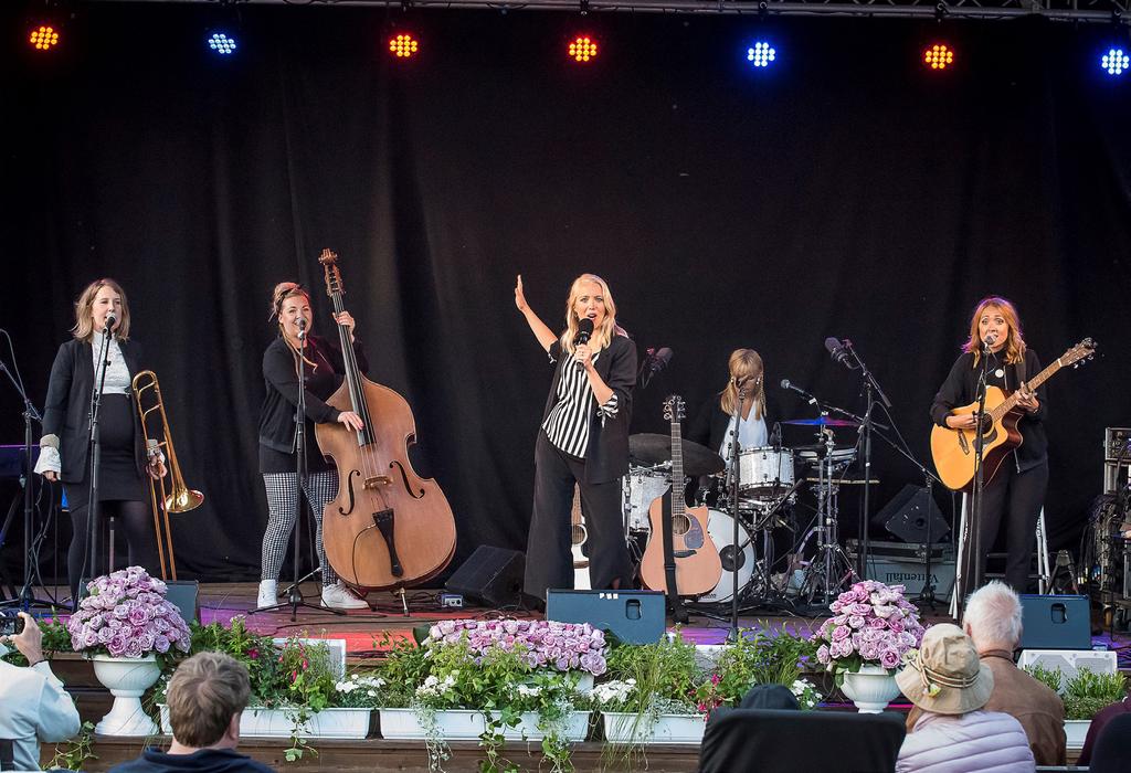 Varför i all världen engagerar vår hembygdsförening ett band som