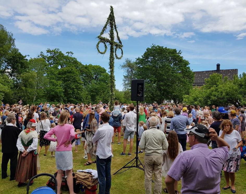 Gårdsnytt 3/2017 Midsommarfirandet vid s Gård Foton Hans Moback Efter 19 år som föreningens trogna medar betare med planering och genomförande av midsommarfirandet lämnade familjen Westerdahl ett