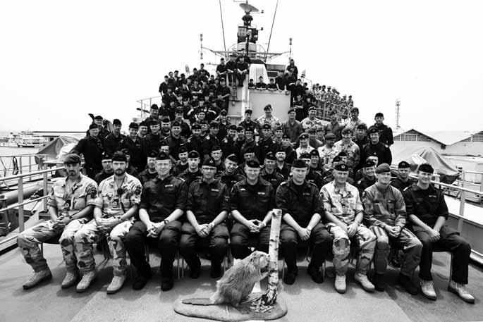 HMS Carlskronas besättning med maskoten Castor Strid i förgrunden. Foto: Anna Norén, Combat Camera. stor.