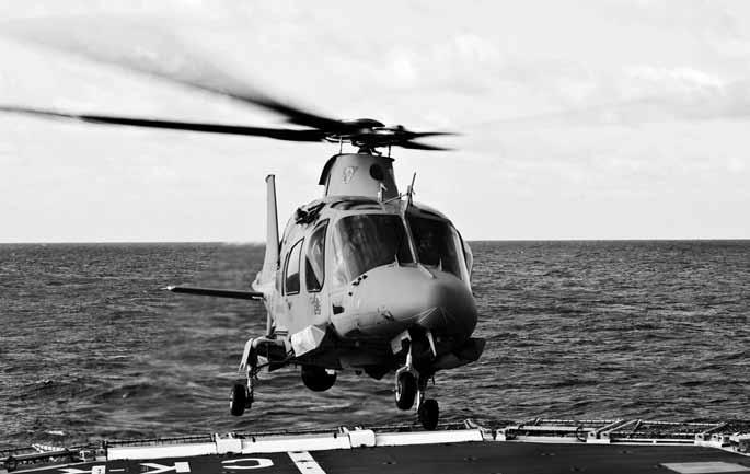 Hkp 15 hovrande ovanför Försvarsmaktens Flygplats nr 47. Foto: Anna Norén, Combat Camera kopterenheten ombord då FHQ lämnade.