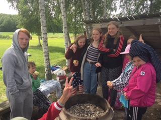 Ett gäng förväntansfulla barn samlades tillsammans med