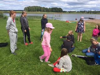 Där, i bagarstugan, fick barnen i omgångar baka sina egna