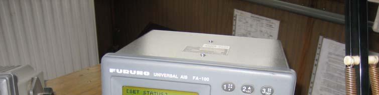 Bild 4 AIS Navigationsutrustningen var placerad på ett fristående manöverbord med möjlighet att passera runt om.
