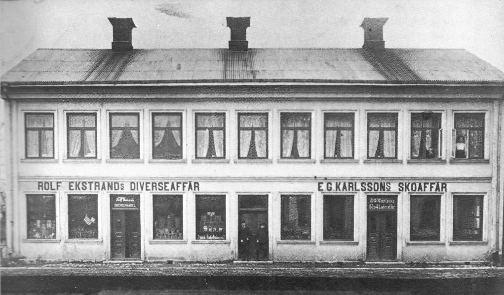 År 1891 92 uppförde bröderna P J och E G Karlsson det första tegelhuset i Karlskoga kyrkby skolhuset med en lärare som kassör och kassakistan däremellan förvarad i kyrkans sakristia.