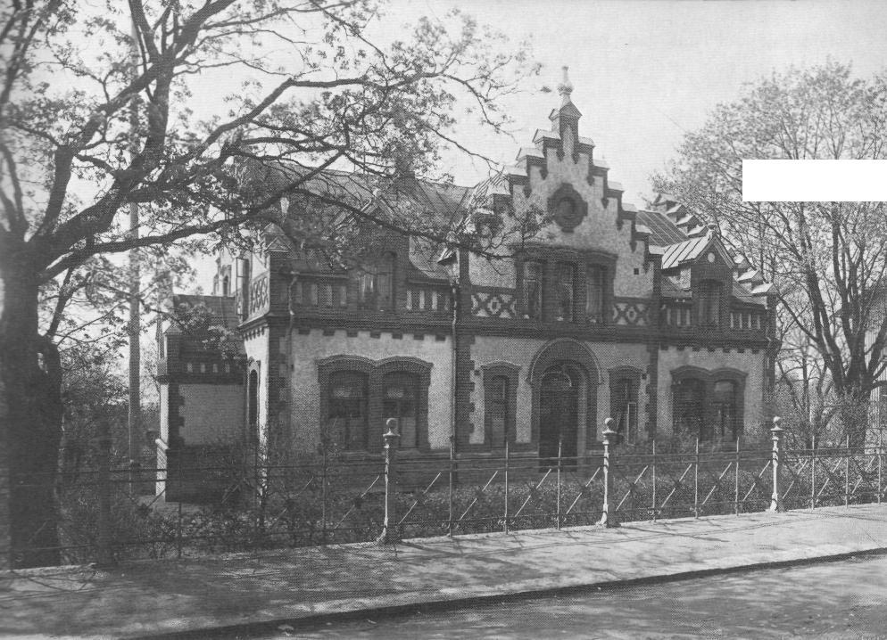 Mot 1800-talets slut fick sparbanken efter invecklade turer i tomtfrågan en egen fastighet bredvid Kyrkskolan. I Karlskoga togs första initiativet i februari 1885.