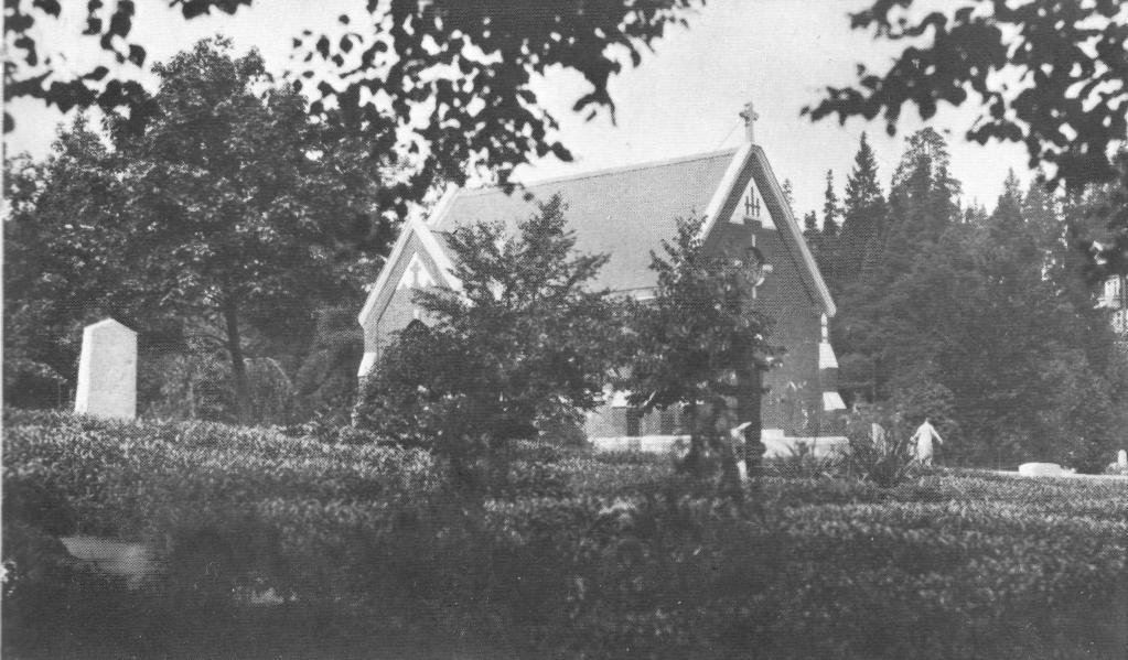 Behovet av ny begravningsplats löstes genom anläggandet av Skogskyrkogården år 1906. Därvid byggdes även ett gravkapell. Luther". Priset kom att bli 700 kronor för vartdera.