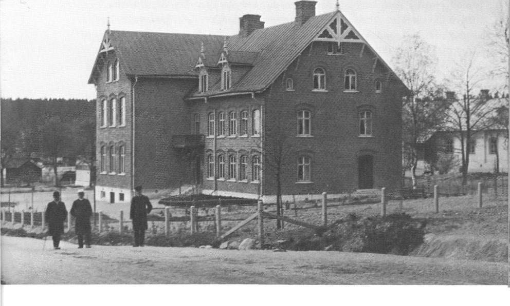 Tillkomsten av ett nytt skolhus i Loviselund vid seklets början var en följd av personalökningen vid bruket. Liksom i Degerfors ett par år tidigare blev det här fråga om en ny typ av skolhus.