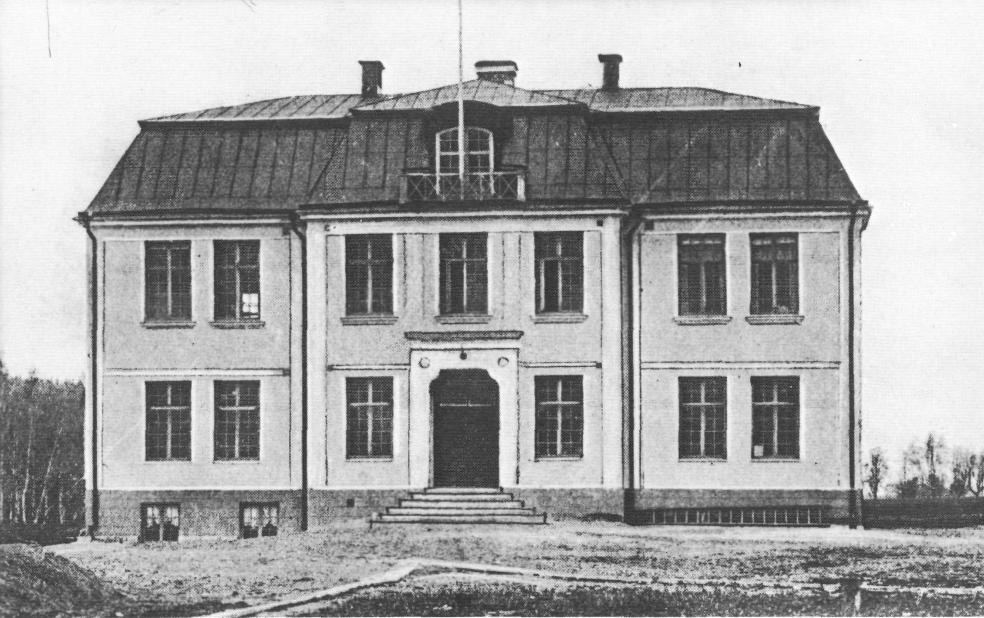Realskolan kom till på privat initiativ men övertogs senare av kommunen. Den ursprungliga byggnaden ingår i nuvarande Katrinedalsskolan.