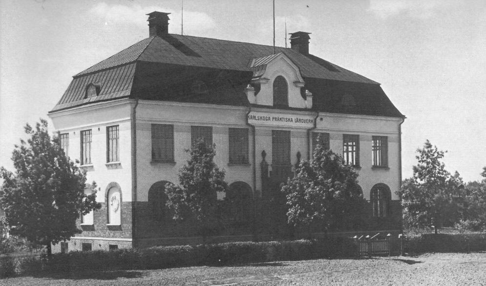 Karlskoga praktiska läroverk senare Karlskoga folkhögskola hade kring sekelskiftet vunnit stabilitet och en bättre skolbyggnad förbereddes. Denna stod färdig år 1908. höstterminen 1908.