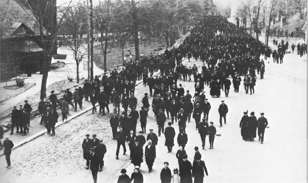 Med utgångspunkt från en demonstration i Stockholm ordnades i Karlskoga en s k hungerdemonstration den 27 april 1917.