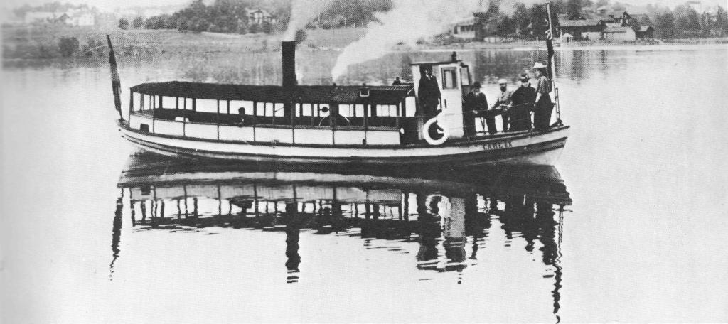 Handlanden Johan Dahlin drev trafik på Möckeln för såväl gods- som personbefordran. Ångbåten Carl IX var mycket populär i samhället.