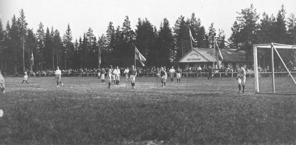 Som ny fick Karlskoga idrottsplats de bästa lovord. Många och stora tävlingar i allmän idrott ägde rum även om fotbollen kom att dominera.