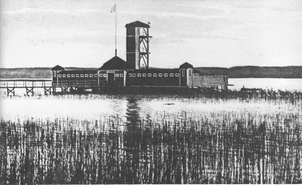 Även simsporten fick sin anläggning, sedan ett kallbadhus väster om Näset invigts i juli 1918. I samband därmed bildades Värmlands första simsällskap. gång fick inträda i kyrkoherdens ställe.
