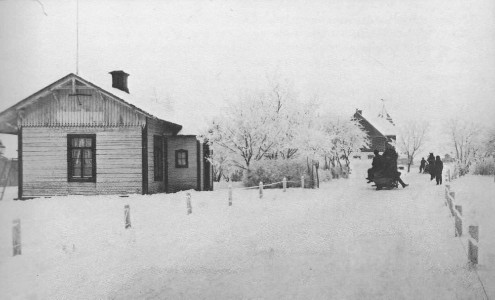 I Karlskoga kyrkby hade järnvägen till en början endast en hållplats benämnd Bregårdstorp.