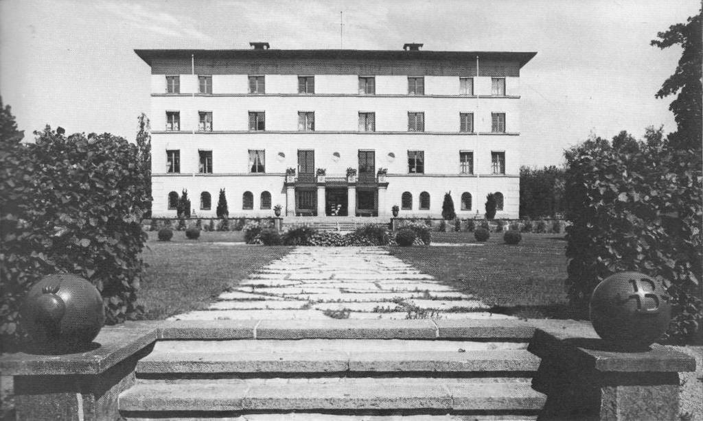 Det nya hotellet gav företaget möjlighet att på ett tillfredsställande sätt ordna sin representation. tjänar nämnas, då den fick helt nya uppgifter från 1933.