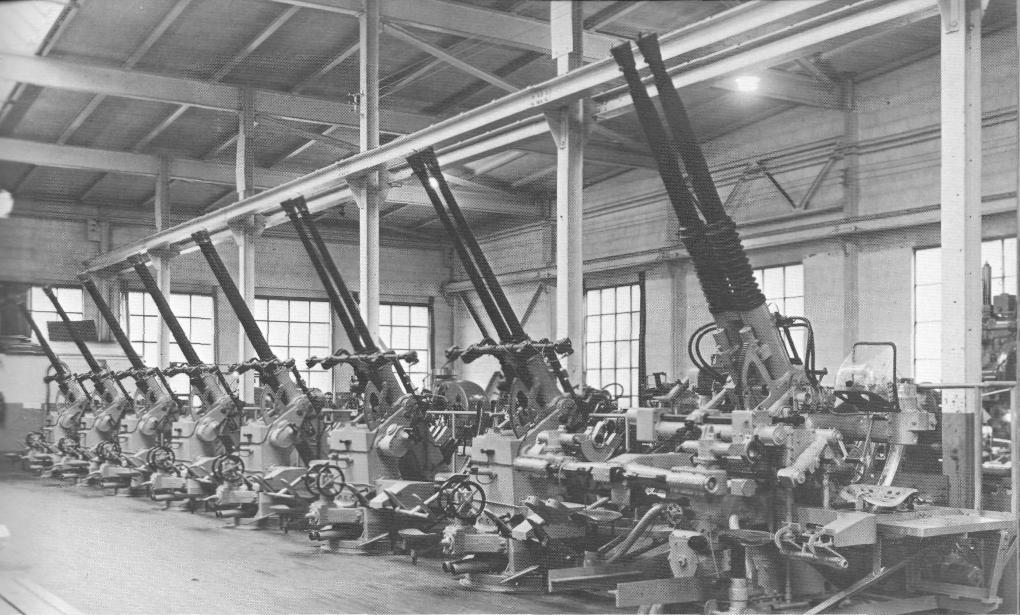 40 mm automatkanonen var något helt nytt, som krävde några år av intensivt konstruktionsarbete men sedan blev bolagets största succé. Här marinautomatkanoner i dubbellavet-tage.