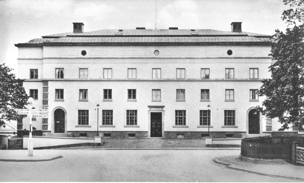 Sparbankens nya hus blev en mastodont jämfört med 30-talets övriga bebyggelse. I bottenvåningens högra del rymdes också lokaler för den kommunala förvaltningen. om tomtval.