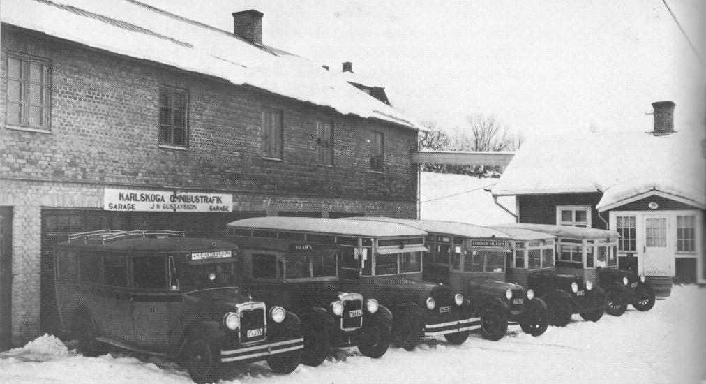 Under 1920-talet blev bilar och bussar faktorer att räkna med i trafiken. Karlskoga fick tidigt ett förhållandevis omfattande nät av lokala busslinjer. Bilden från garaget vid Bankliden.