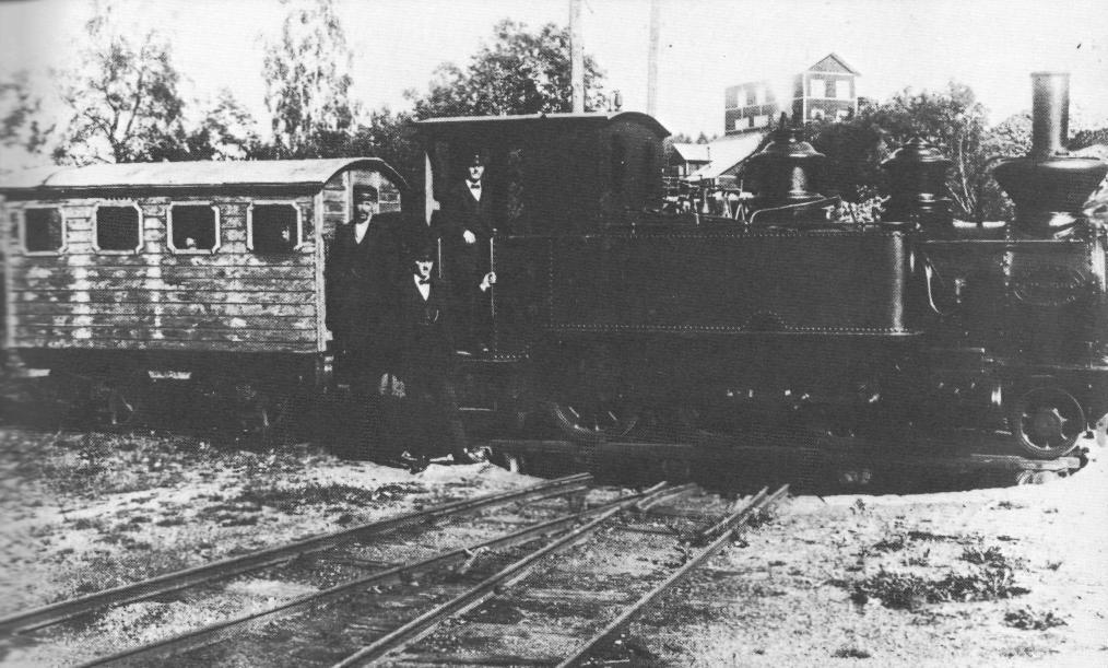Vikern Möckelns järnväg byggdes smalspårig för att minska kostnaderna. Dess rullande materiel fick dimensioner därefter. Vagnen vittnar om att betydelsen för personbefordran var mycket liten.