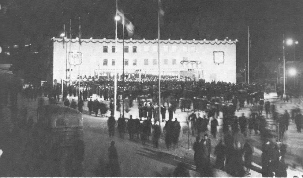 Nyårsafton 1939 invigdes det nya Stadshuset samtidigt som Karlskoga blev stad. Det skedde under festliga former och med stor uppslutning av samhällets invånare.