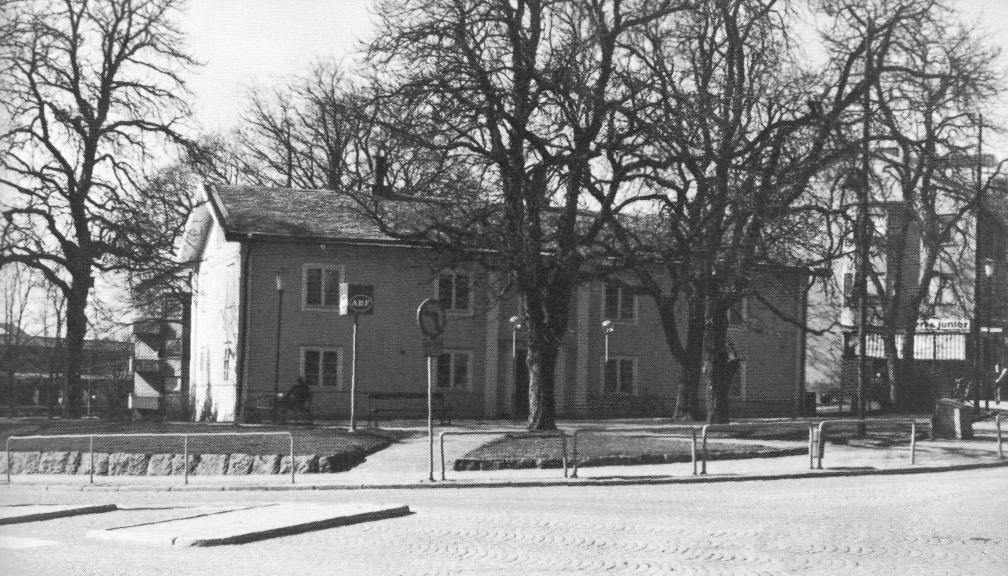 Fastigheten Ekeliden vid Centralplan hade redan på landskommunens tid haft olika samhällsfunktioner.