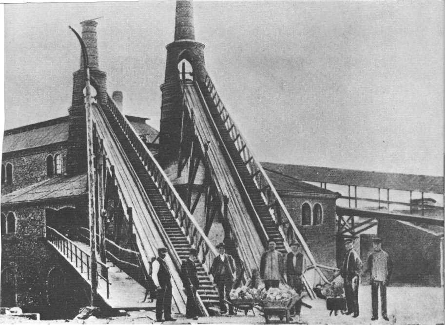 När bruken började att också anlägga hyttor blev det fråga om helt andra dimensioner än tidigare. Bilden visar hyttorna vid Bofors.
